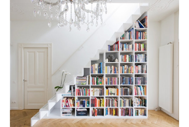 階段ニッチを本棚に デッドスペースを有効活用する方法とは Izilook