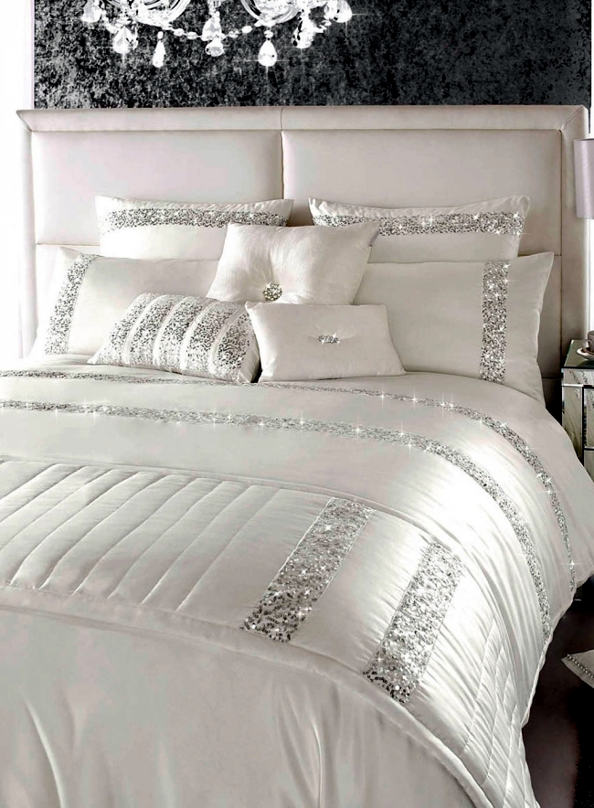 ベッドにはこんな風に枕とクッションを置くとすてきですね いろいろな置き方7選 Izilook